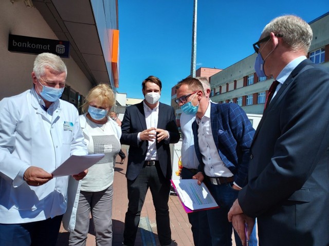 Dyrektor szpitala Maciej Hoppe (na zdjęciu od lewej) dziękował posłowi Robertowi Kwiatkowskiemu i lokalnym działaczom z Lewicy za szukanie realnych rozwiązań i podejmowanie inicjatywy mających na celu pomoc w oddłużeniu naszej lecznicy