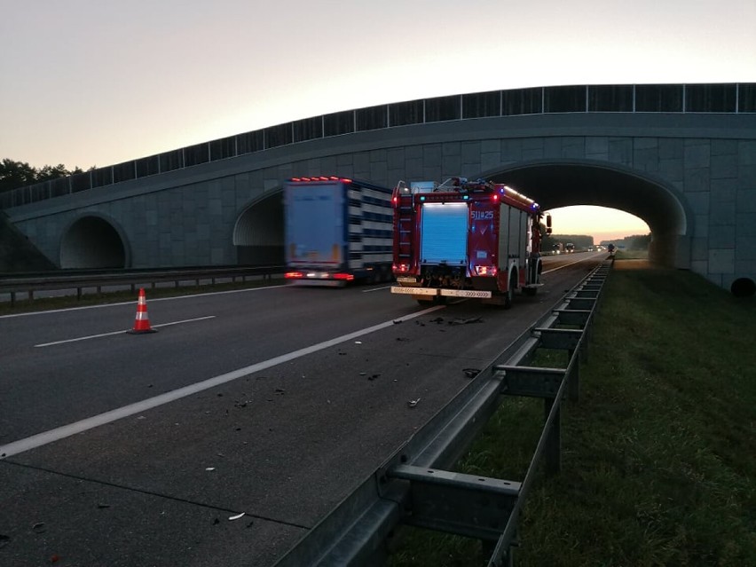 Poranny wypadek na autostradzie A2. Trzy osoby zostały ranne [FOTO]