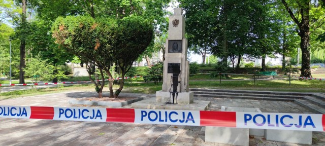 Zdewastowany pomnik znajduje się w Parku Miejskim w Dąbrowie Tarnowskiej. Nieznany sprawca oblał go czarną cieczą i porozbijał ułożone pod nim znicze