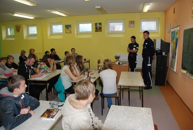 Policja Puck z wizytą w gimnazjum Starzyno