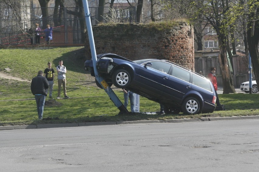 Stłuczka z latarnią w Legnicy (ZDJĘCIA)