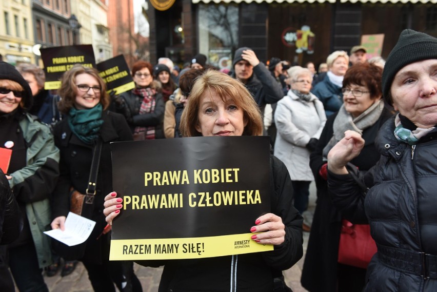 Toruń. Kobiety strajkowały na Rynku Staromiejskim [ZDJĘCIA]