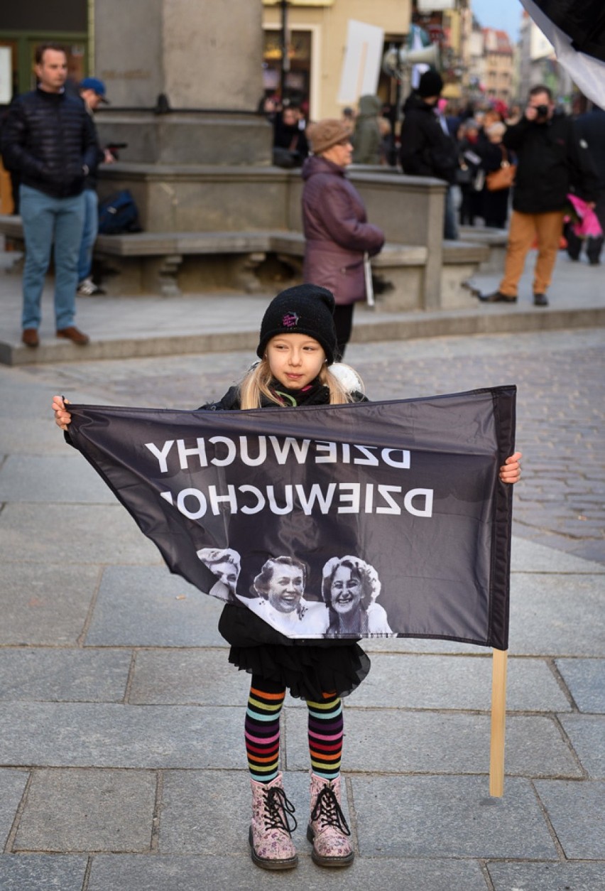 Toruń. Kobiety strajkowały na Rynku Staromiejskim [ZDJĘCIA]