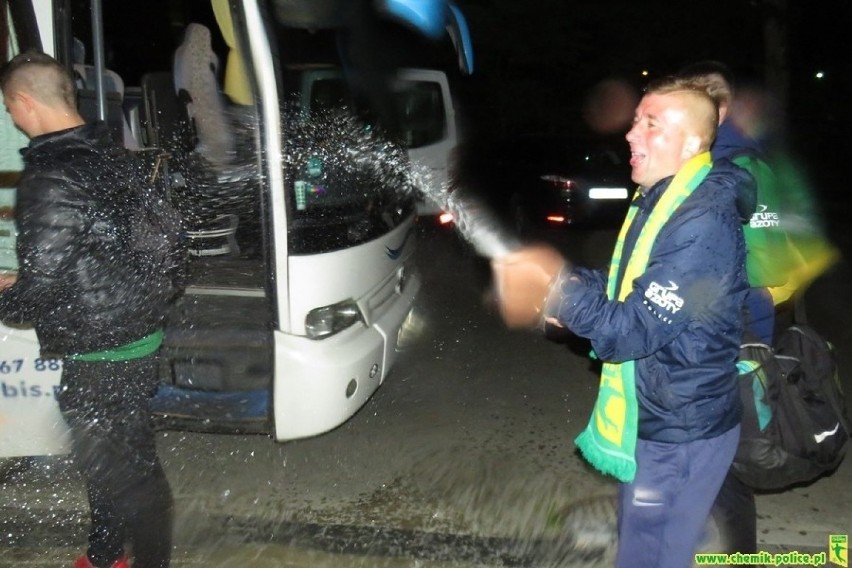 Piłkarze Chemika Police świętują awans do III ligi! [ZDJĘCIA]