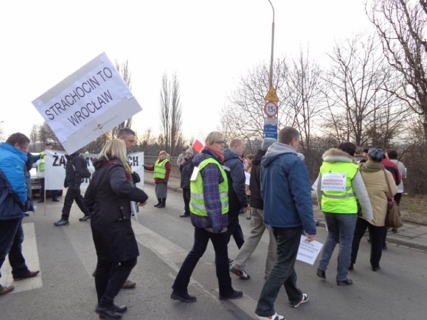 Protest na Swojczyckiej i Kowalskiej. Blokowali ulice, domagając się nowej drogi (ZDJĘCIA)