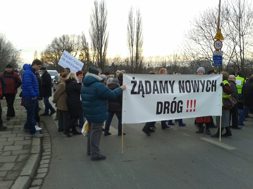 Protest na Swojczyckiej i Kowalskiej. Blokowali ulice, domagając się nowej drogi (ZDJĘCIA)