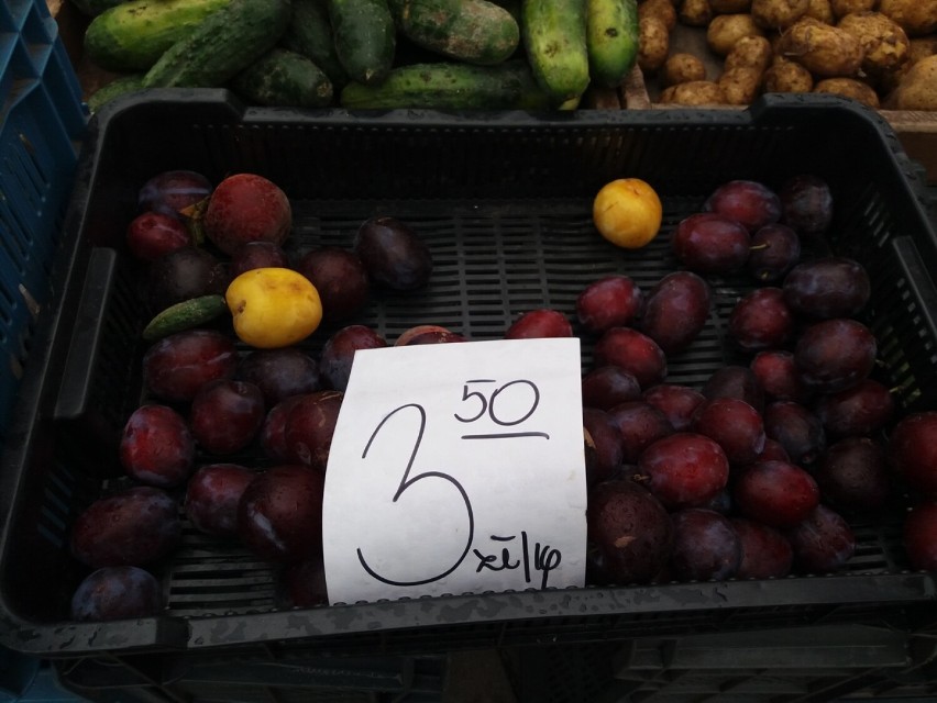 Sprawdzamy ceny owoców i warzyw na targowisku w Radomsku....