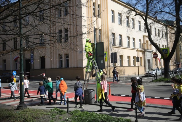 Na ulicach Retoryka i Smoleńsk wprowadzane są zmiany w organizacji ruchu. Okoliczni mieszkańcy alarmują, że takie działania spotęgowały problemy parkingowe w tym rejonie.