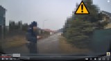 Policjantki z Gniezna chciały dać mandat kierowcy za brak pasów. „Próba wciśnięcia mandatu”