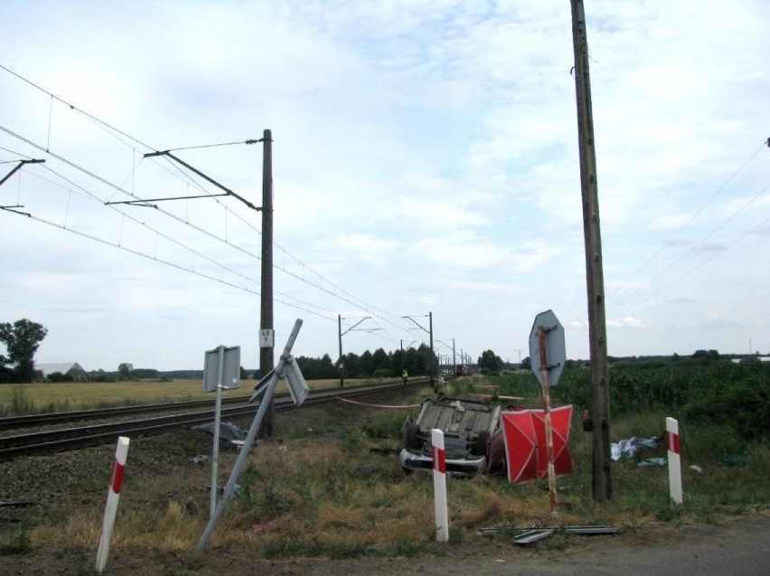 Finał tragicznego wypadku na przejeździe kolejowym w miejscowości Niedźwiedź [ZDJĘCIA KU PRZESTRODZE