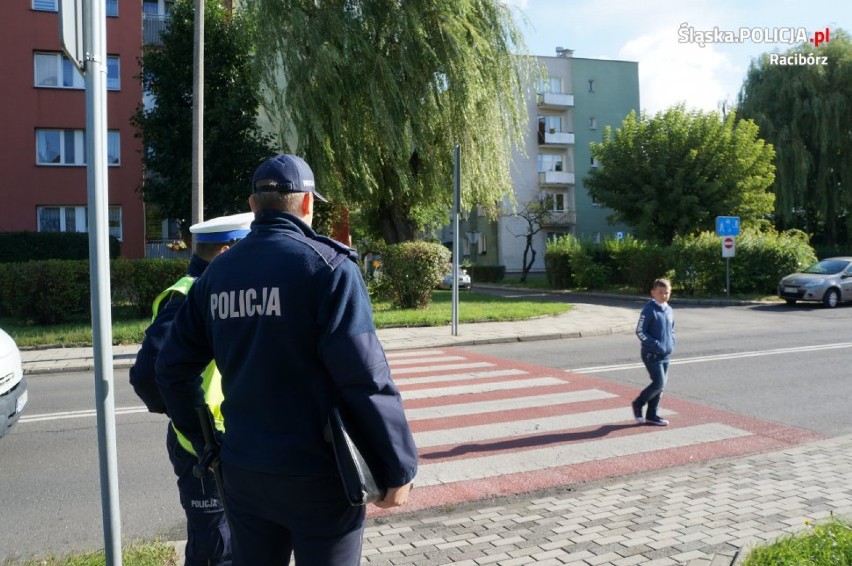 Policjanci odprowadzają dzieci do szkoły [ZDJĘCIA]