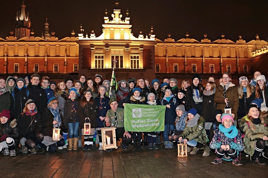 Do Krakowa dotarło Betlejemskie Światło Pokoju [ZDJĘCIA]