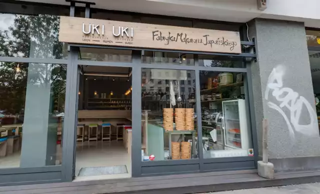 Uki Uki to jedna z tych japońskich restauracji, które cieszą się znakomitą opinią wśród mieszkańców stolicy.

Zjemy tu zarówno wyśmienity ramen, jak i udon.

Za ten pierwszy, w kilku odsłonach, zapłacimy 44 złote.

Adres: ul. Krucza 23/31

Kolejne miejsce na następnej stronie >>>