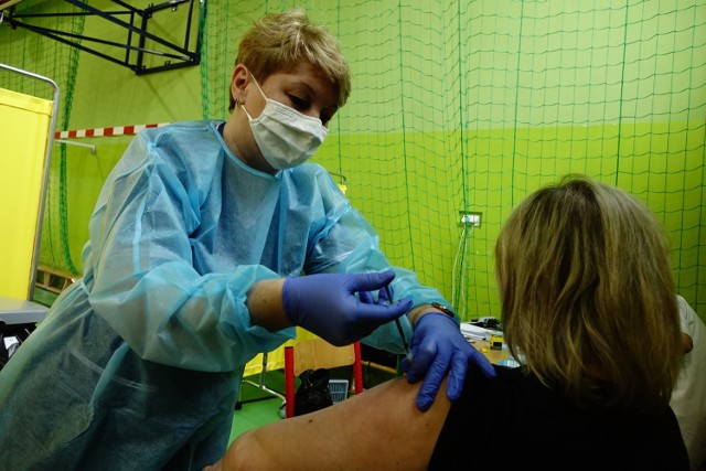 W Dobrzelowie i w Cafe Senior Raj w Bełchatowie działają już punkty szczepień