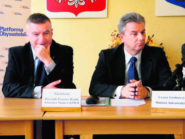 Rzecznik rządu Paweł Graś (z lewej strony) i minister Cezary Grabarczyk wysłuchali kolejnych propozycji dotyczących budowy drogi ekspresowej S-1. Nic nowego w sprawie się nie zdarzyło