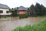 Woda uwięziła ludzi w domach. Alarm powodziowy ogłoszono w pięciu gminach