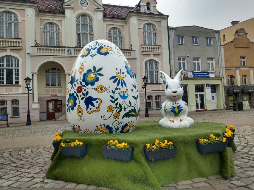 Wielkanoc. W Wejherowie Megapisanka Kaszubska i Zajączek Wielkanocny stanęły na rynku
