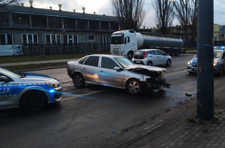 Poranny wypadek na Łagiewnickiej. Samochód uderzył w barierki. Kierowca zostawił auto i uciekł