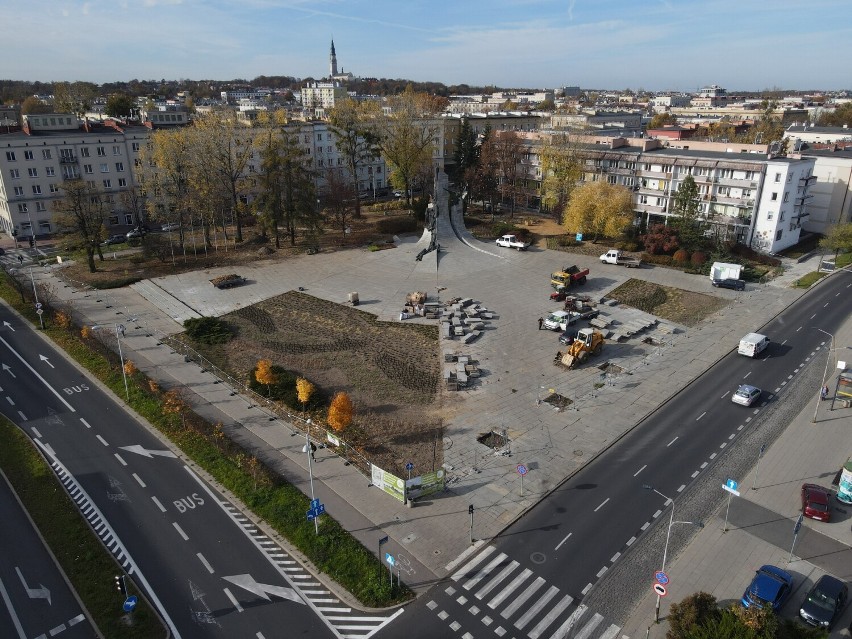 Trwa zazielenianie placu Pamięci Narodowej w Częstochowie