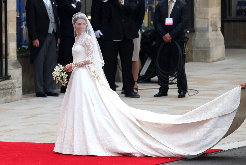 Suknię Kate charakteryzowały koronkowe rękawy i kołnierzyk.
