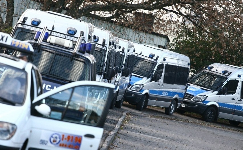 Rzucał kamieniami w policję. Dostał dozór policyjny i poręczenie majątkowe