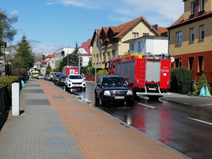 Drzewo runęło na ul. Szkolną. Spory korek w Goleniowie