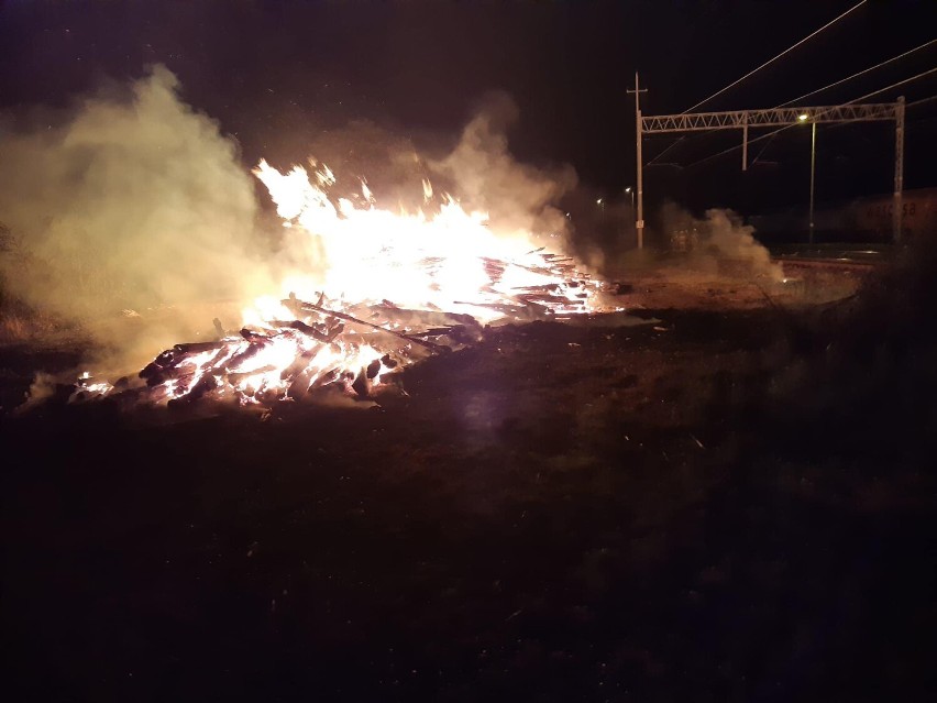 Nocny pożar podkładów kolejowych w Miłkowicach, zobaczcie zdjęcia i film!