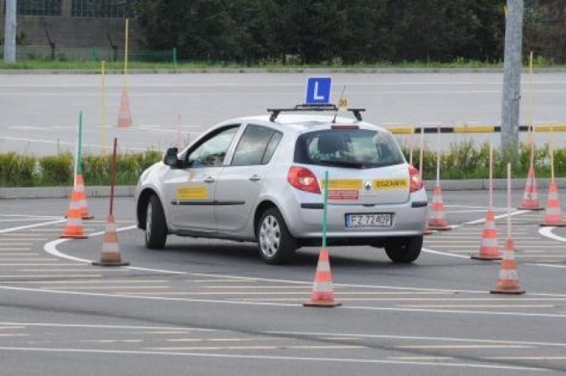 Nie wiadomo jeszcze dokładnie o ile. Według dziennikarzy „Rzeczpospolitej” teoria ma kosztować 50 zamiast 22 zł, natomiast egzamin praktyczny na kat. B zdrożeje ze 112 do 150 zł.