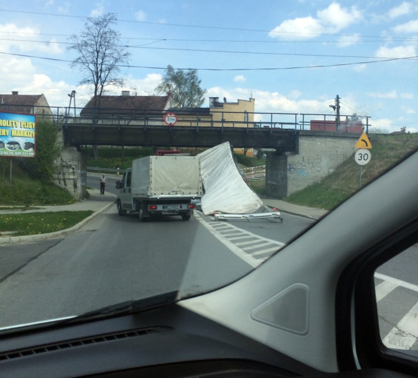 Nowy Sącz. Ukraiński TIR staranował wiadukt [ZDJĘCIA]