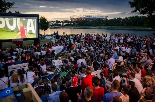 Zobacz też: Mundial 2018. Memy Polska Kolumbia. Internauci komentują mecz [MEMY]

Puby sportowe Warszawa
Bezpłatna strefa kibiców znajdzie się w Soho Factory (ul. Mińskiej 25, bud. 58.). Otworzy ją „Grupa Projektowa Kotłownia Sztuki”. Strefa będzie działała przez całe mistrzostwa, od 19 czerwca (mecz Polska-Senegal). Na 400 mkw., w starej kotłowni, znajdzie się 200-calowy ekran, bar oraz grill. Dla dzieci przygotowano strefę małego kibica. 

adres: ul. Mińska 25
godz. otwarcia:  w dni meczowe