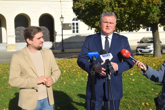 Dawid Ruszczyk (z lewej) i Adam Duszyk zapowiedzieli cykl publikacji o najbardziej zasłużonych radnych Radomia.