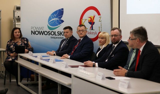 W zawarciu umowy w sprawie Branżowego Centrum Umiejętności w Nowej Soli wzięli udział prezydenci Nowej Soli Jacek Milewski i Zielonej Góry Janusz Kubicki