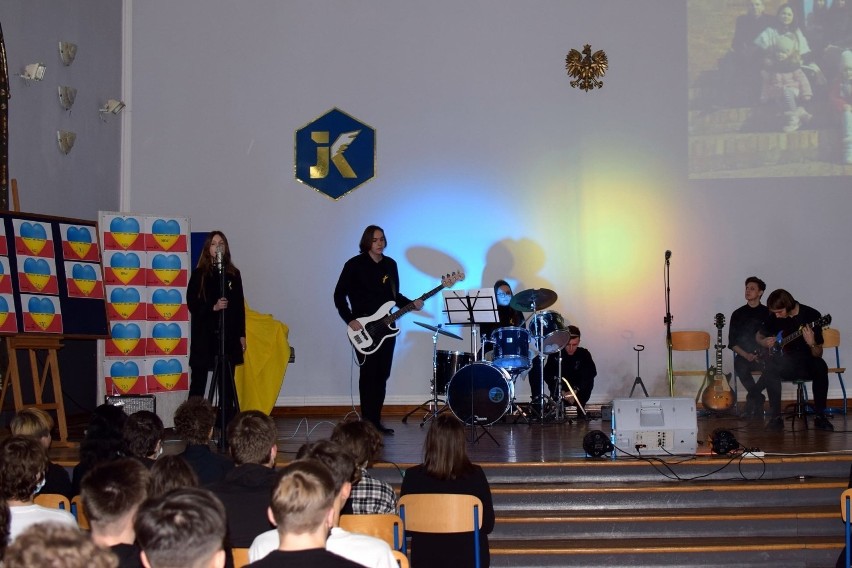 Tak było na koncercie charytatywnym "Kasper dla Ukrainy!" w I LO Inowrocław. Grali na rzecz rodzin, uchodźców z miasta Kołomyja [zdjęcia]
