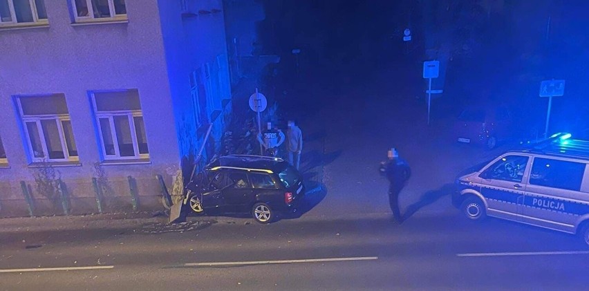 Straszny wypadek w Bielsku-Białej. Audi uderzyło w ścianę budynku PUP. Kierowca zginął na miejscu