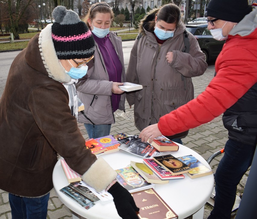 Minipiknik w Miastku na podsumowanie projektu biblioteki. Z czytelnikami są za pan brat