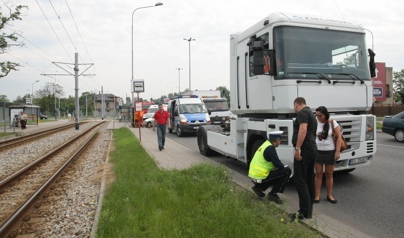 Wypadek na ul. Pabianickiej. Auto uderzyło w słup [ZDJĘCIA]