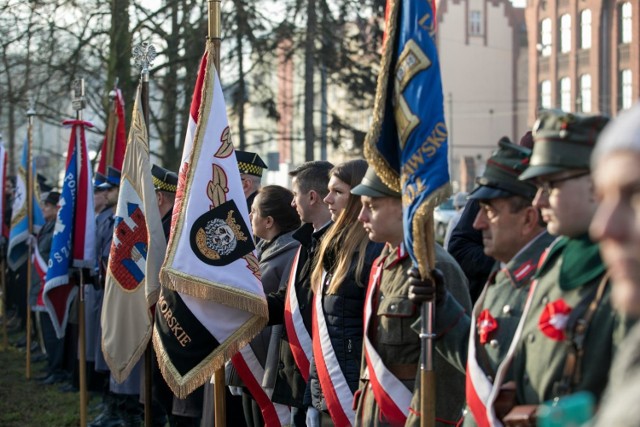 Co łączy Bydgoszcz z rozpoczętym przed 99 laty powstaniem wielkopolskim? Przede wszystkim sami powstańcy, z których tak wielu osiedliło się w mieście nad Brdą (m.in. Józef Borecki, Jan Kubis, Antoni Grygiel), oraz pomoc, którą polscy mieszkańcy Bydgoszczy udzielali uczestnikom zwycięskiej insurekcji. 

Wczoraj, w rocznicę wybuchu powstania, uroczystości odbyły się przy grobie (i pomniku) Nieznanego Powstańca Wielkopolskiego przy ulicy Bernardyńskiej. Poprzedziła je msza święta w kościele  garnizonowym. Pokłon powstańcom oddali kombatanci, rodziny powstańców, przedstawiciele władz województwa i miasta, wojsko. Anna Bańkowska, b. posłanka SLD, wnuczka powstańca, zaapelowała do osób młodych o udział w pracach Towarzystwa Przyjaciół Powstania Wielkopolskiego. Powód jest szczególny. Za rok przypada 100. rocznica wybuchu powstania