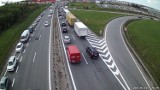Zderzenie dwóch ciężarówek na S7 na wysokości węzła Lipce w Gdańsku. 24.05.2021 r. Przeładowywana jest ciężarówka, duże utrudnienia