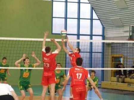 Siatkarze Volley MOSiR Zabrze (w jasnych strojach od lewej) Artur Kuciński, Rafał Szafraniec, Marek Nowakowski próbują rozegrać piłkę na turnieju w Częstochowie.