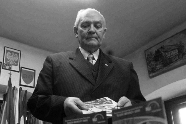 Wojciech Dębowski był założycielem Oddziału Stowarzyszenia „Wspólnota Polska” w Bielsku-Białej i organizatorem Zimowych Igrzysk Polonijnych w Beskidach.
