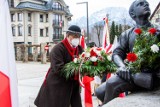 Zakopane. Obchody Święta Konstytucji 3 Maja. Kwiaty pod Pomnikiem Grunwaldzkim