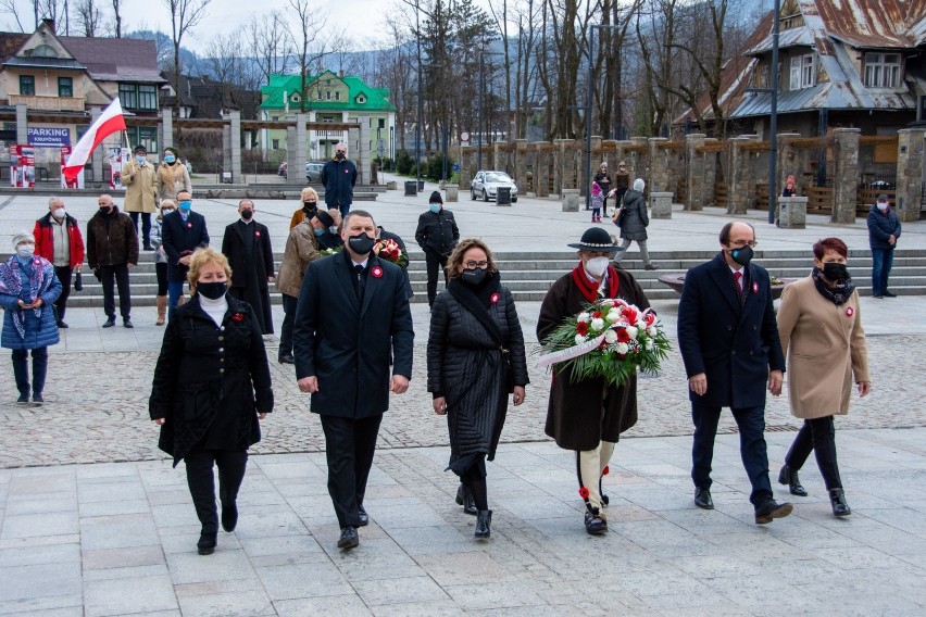 Zakopane. Obchody Święta Konstytucji 3 Maja. Kwiaty pod Pomnikiem Grunwaldzkim