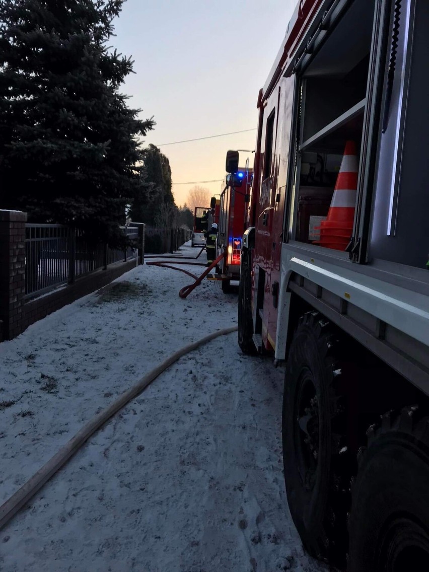 Pożar gospodarstwa na ul. Hubala w Tomaszowie. Strażacy od rana walczyli z ogniem
