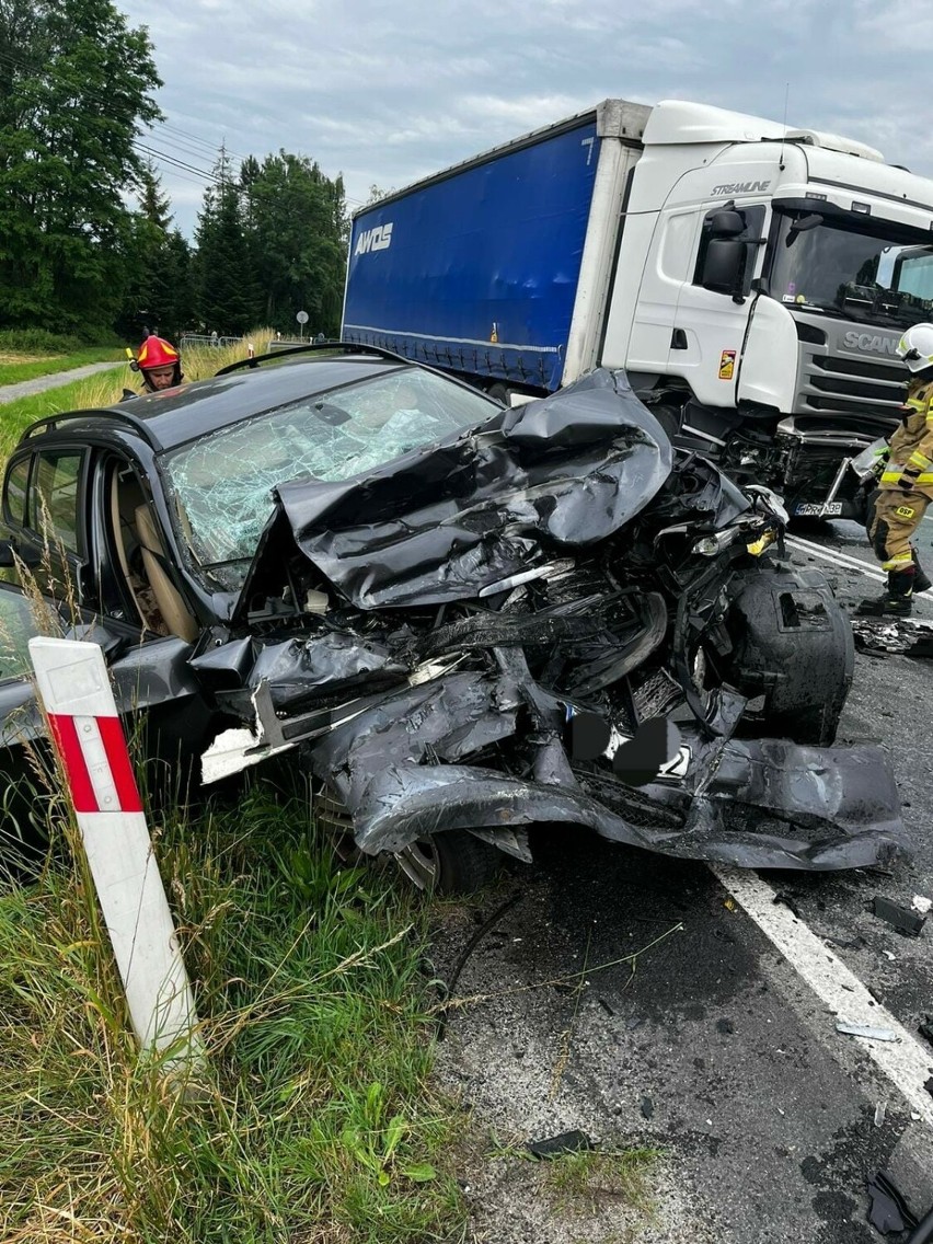 Wypadek w Jurkowie na drodze krajowej nr 75. Samochód osobowy zderzył się z ciężarówką. Są osoby ranne