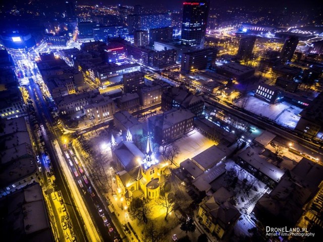 Jak wyglądają Katowice nocą z lotu ptaka? Teraz już możecie sami się o tym przekonać. Zdjęcia z drona Szymona Łukasika są niesamowite. Przedstawiają centrum Katowic. Widać na nich m.in. Kościół Mariacki, kościół ewangelicki, ulicę Mariacką. Zobaczcie zdjęcia dzięki uprzejmości DroneLandpl