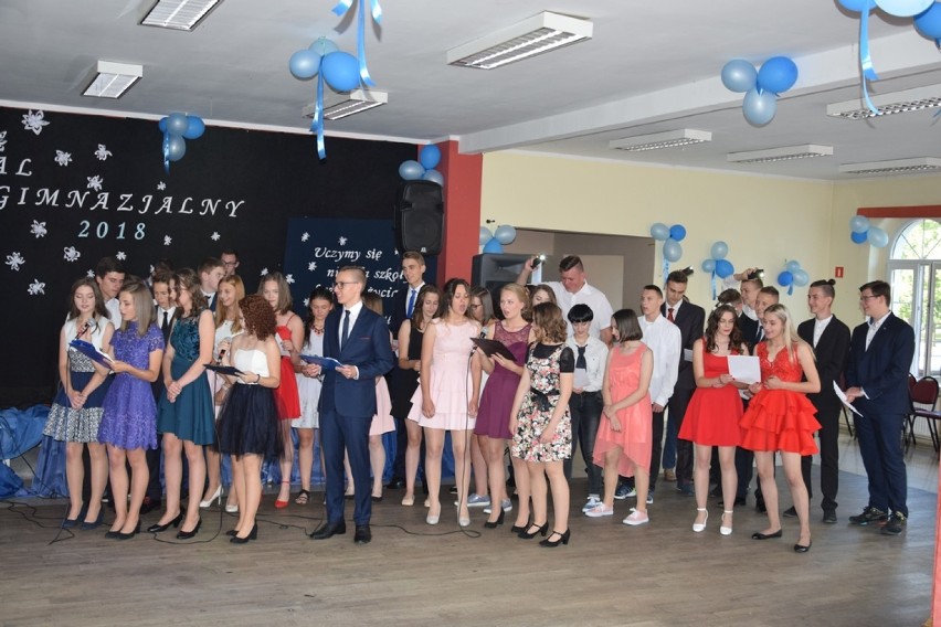 Bal Gimnazjalny 2018! Zobaczcie piękny taniec w wykonaniu uczniów z Węglińca (ZDJĘCIA)