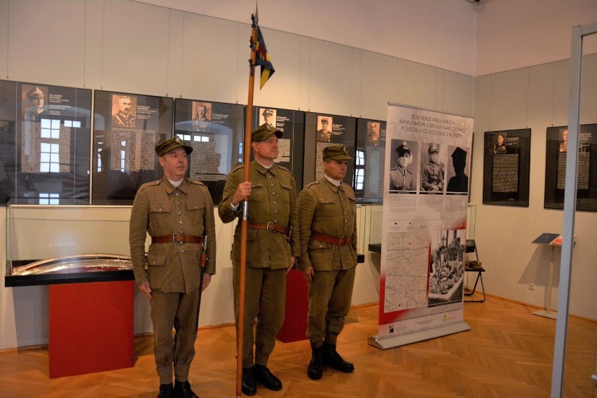 Spotkanie z krewnymi żołnierzy Wieluńskich Batalionów Obrony Narodowej. Przekano notę identyfikacyjną i portret Józefa Dudaczyka FOTO