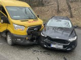 Wypadek w Boguszowie - Gorcach. Zderzył się samochód dostawczy firmy kurierskiej z samochodem osobowym. Utrudnienia w ruchu