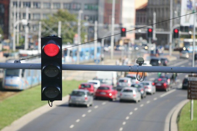 Gdzie kierowcy najczęściej w Polsce jeżdżą na czerwonym świetle? Pod Warszawą!