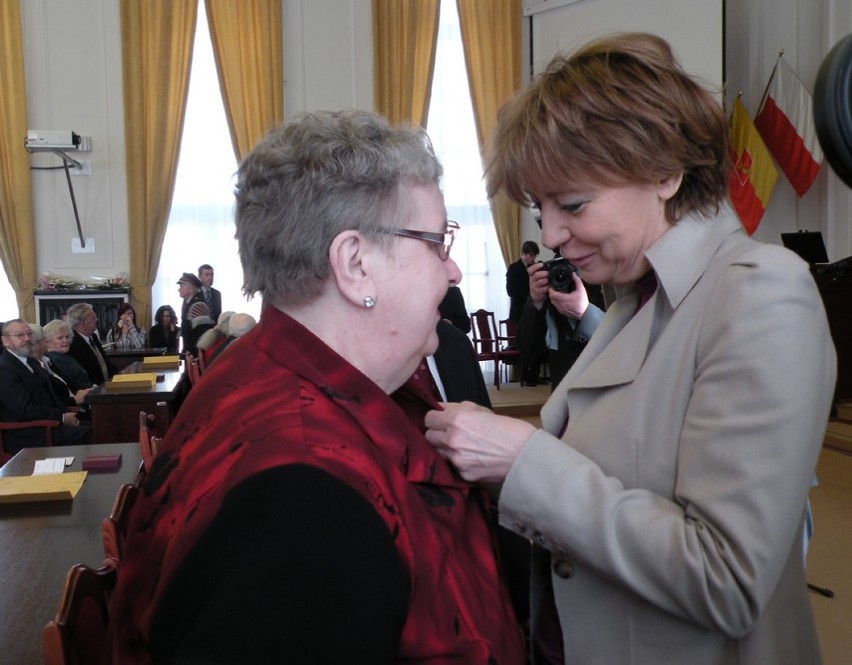 Prezydent Zdanowska dekoruje medalem jedną z jubilatek